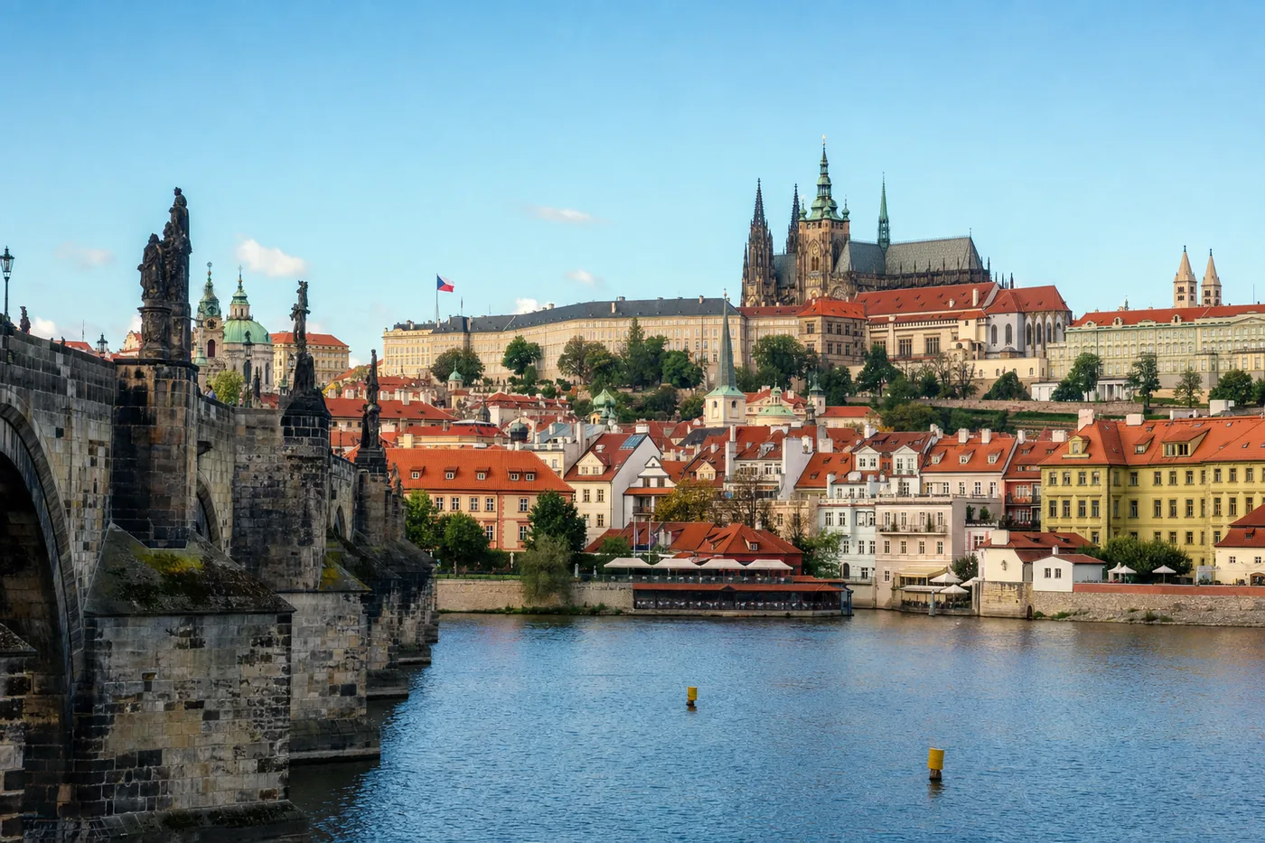 Czechy – znany zabytek z flagą narodową