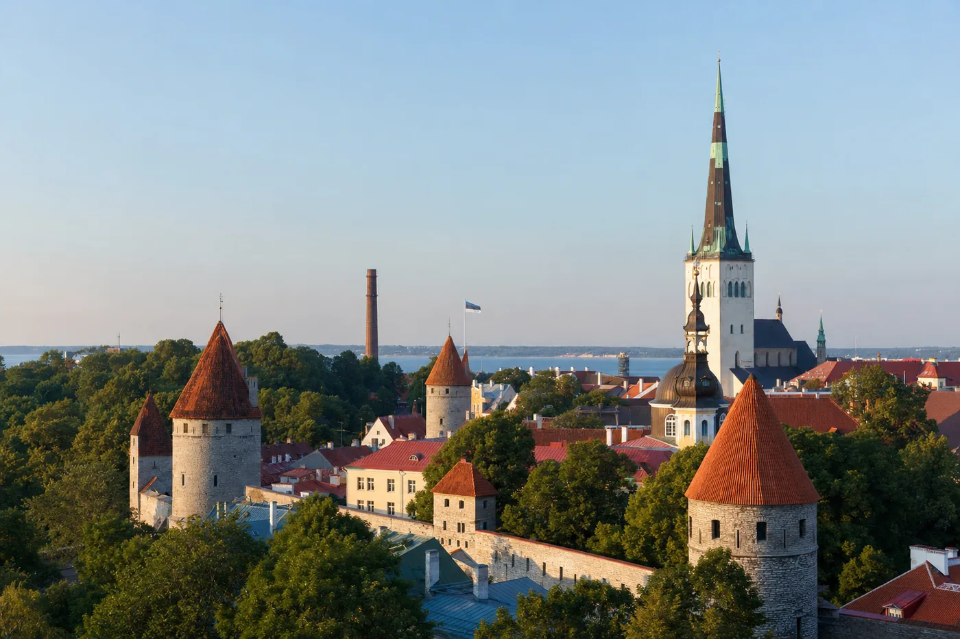 Estonia – znany zabytek z flagą narodową