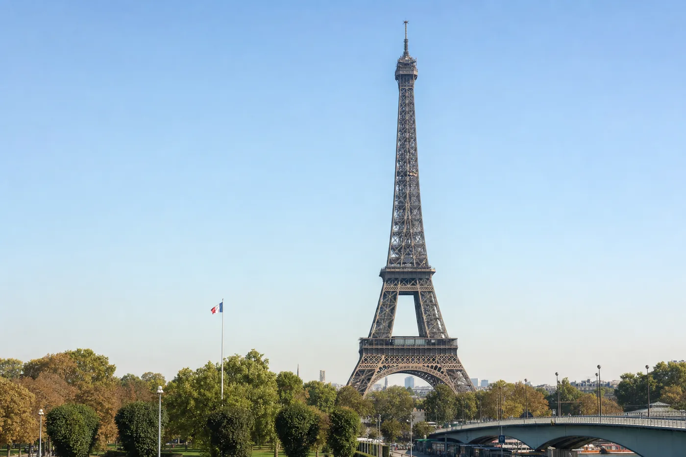 Francja – znany zabytek z flagą narodową