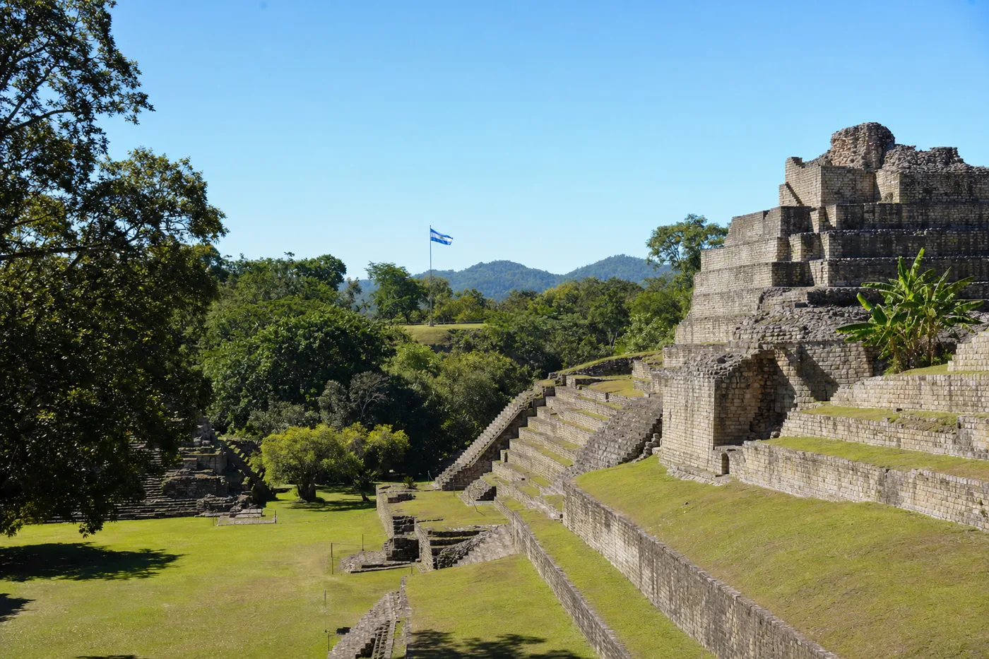 Honduras – znany zabytek z flagą narodową