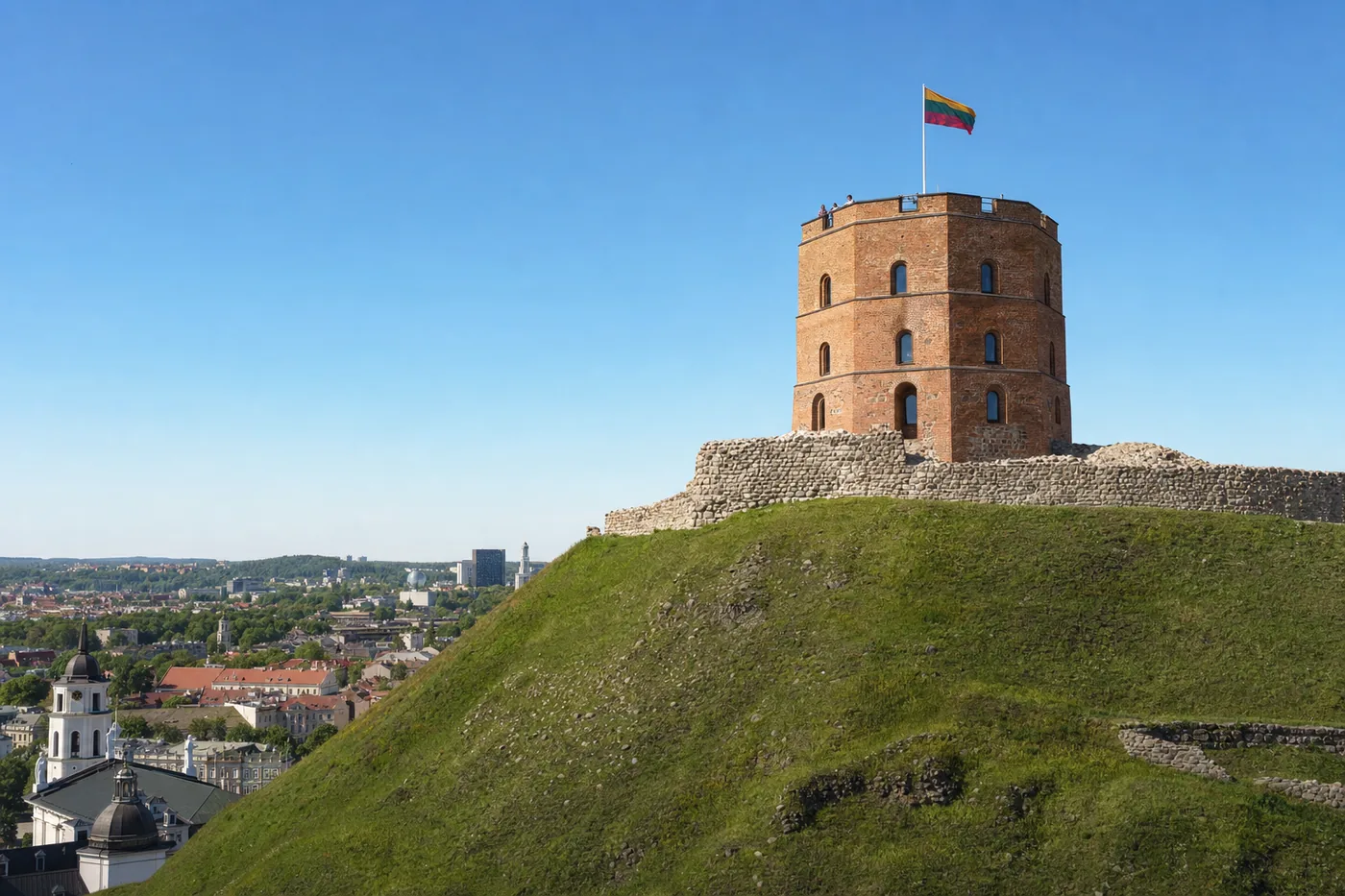 Litwa – znany zabytek z flagą narodową