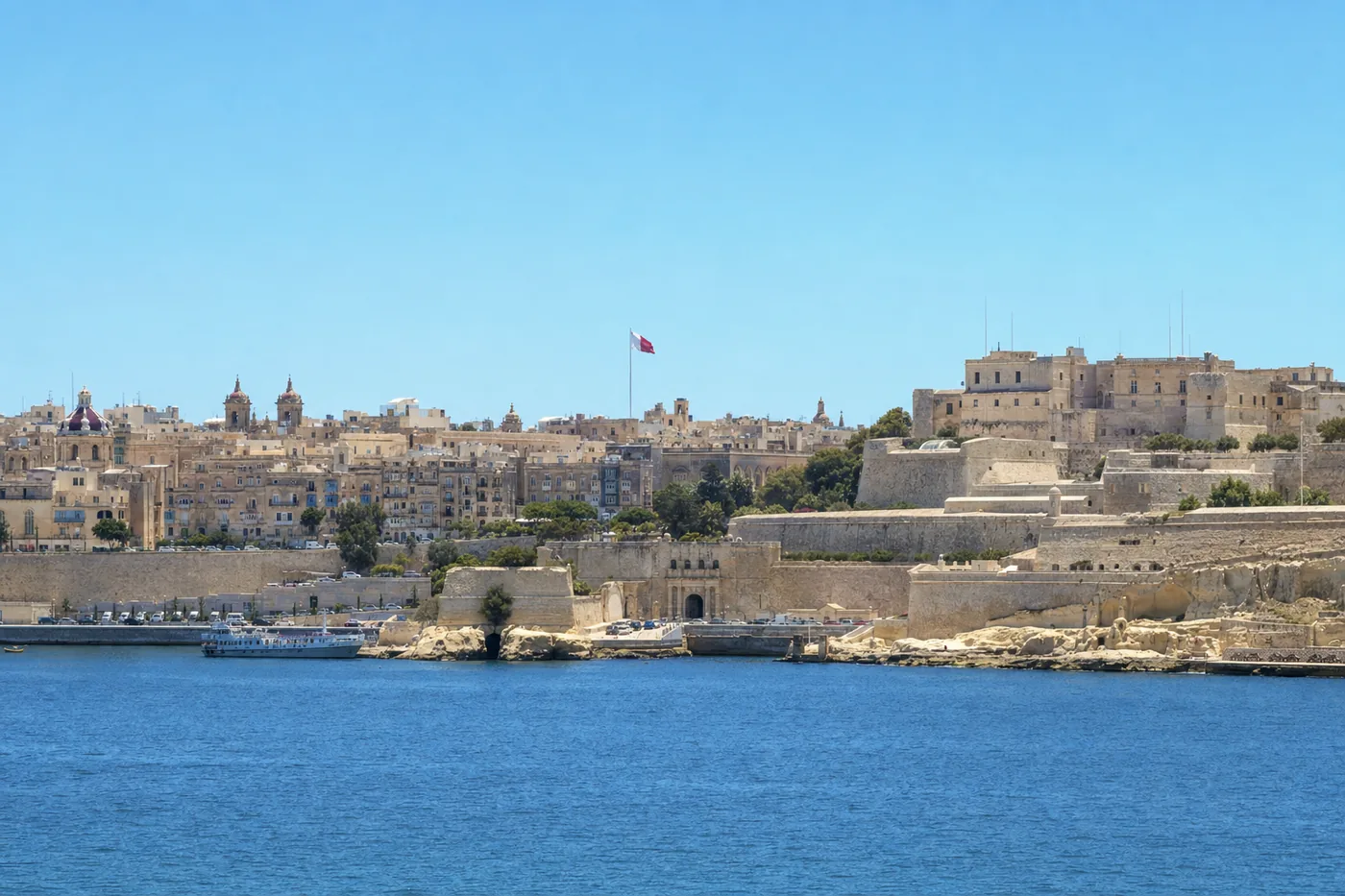 Malta – znany zabytek z flagą narodową