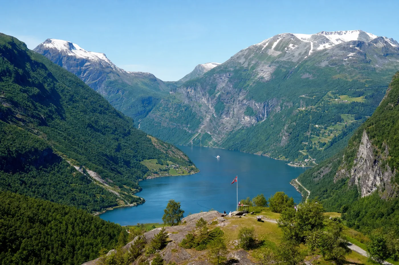 Norwegia – znany zabytek z flagą narodową