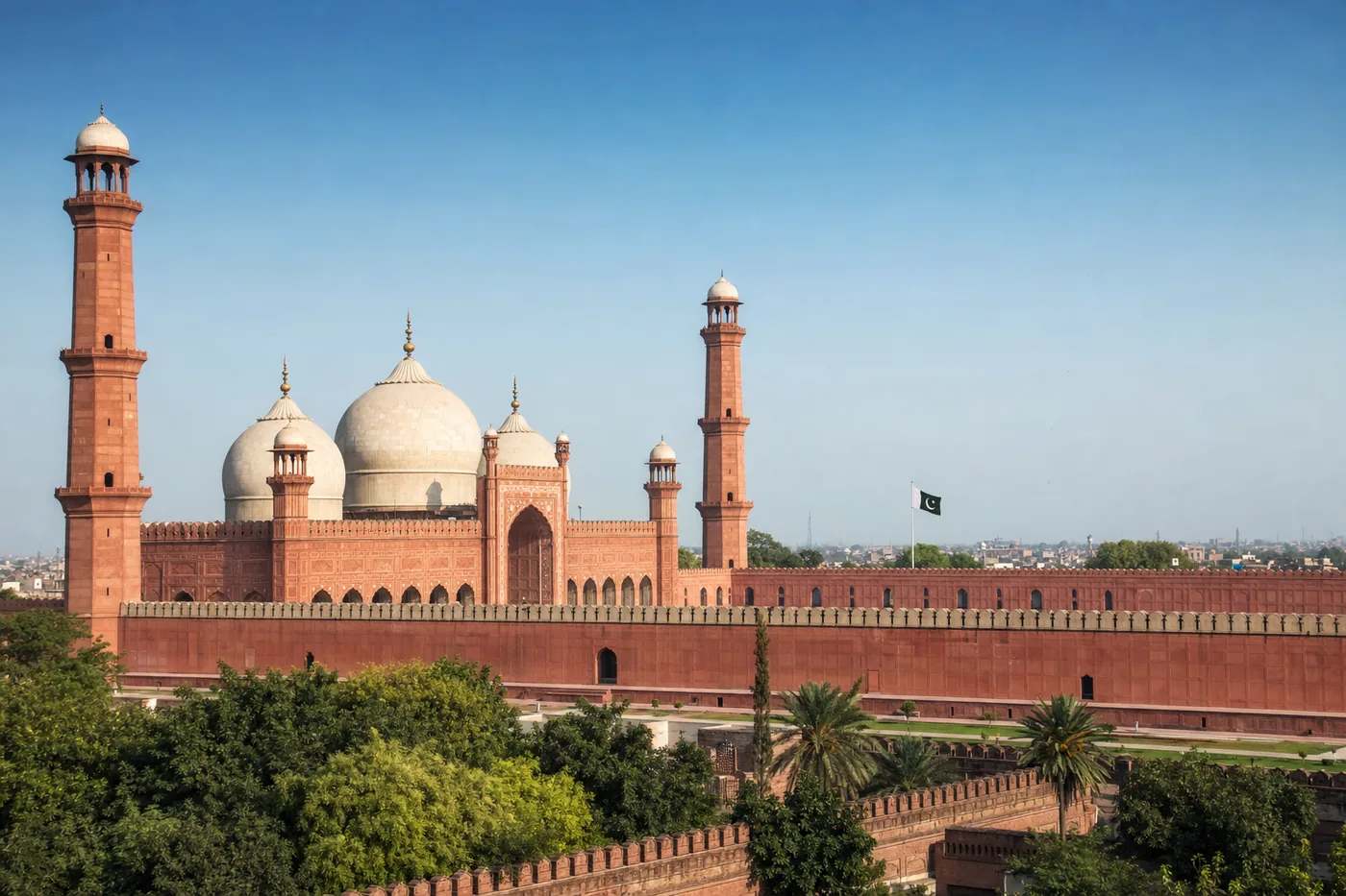 Pakistan – znany zabytek z flagą narodową