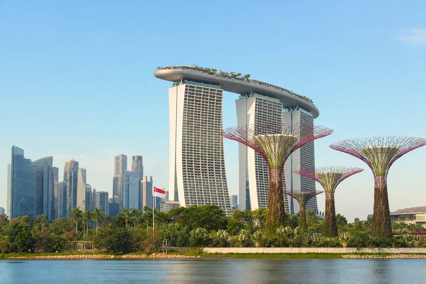 Singapur – znany zabytek z flagą narodową