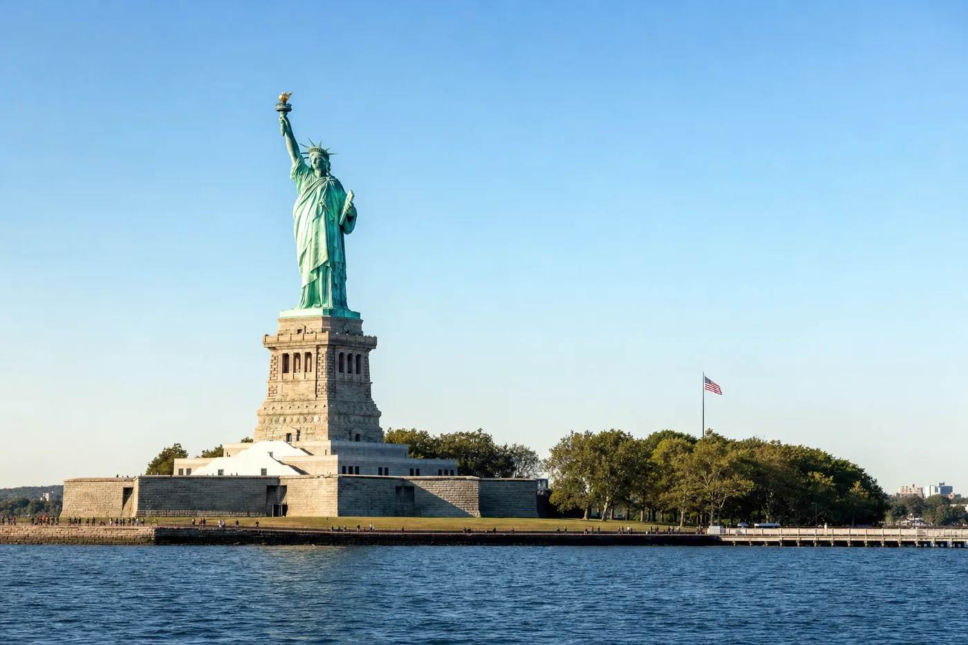USA – znany zabytek z flagą narodową